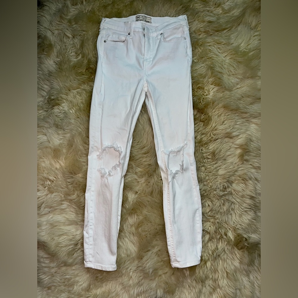 Freepeople white skinny jeans with distressed knees